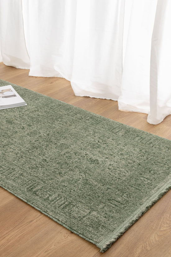Heritage Distressed Border Green Runner- H107: (Different Tassel)